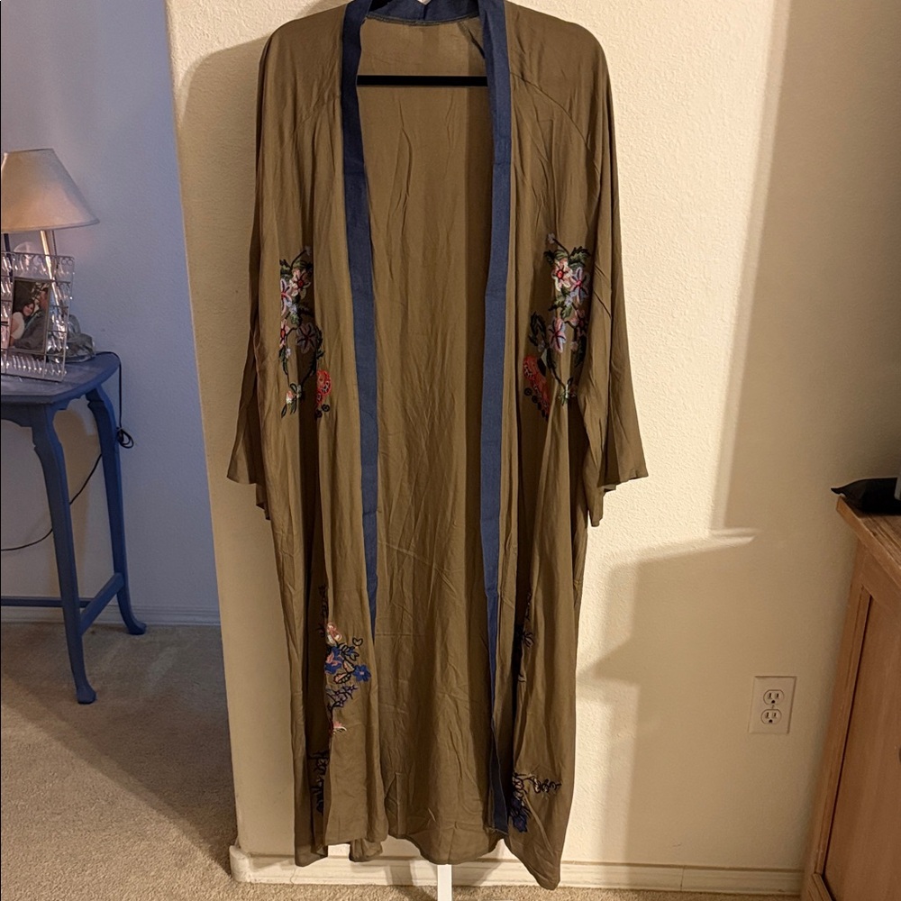 Embroidered Kimono with Blue Trim